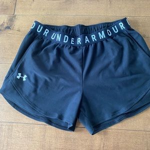 Black EUC under armour play up shorts with pockets!